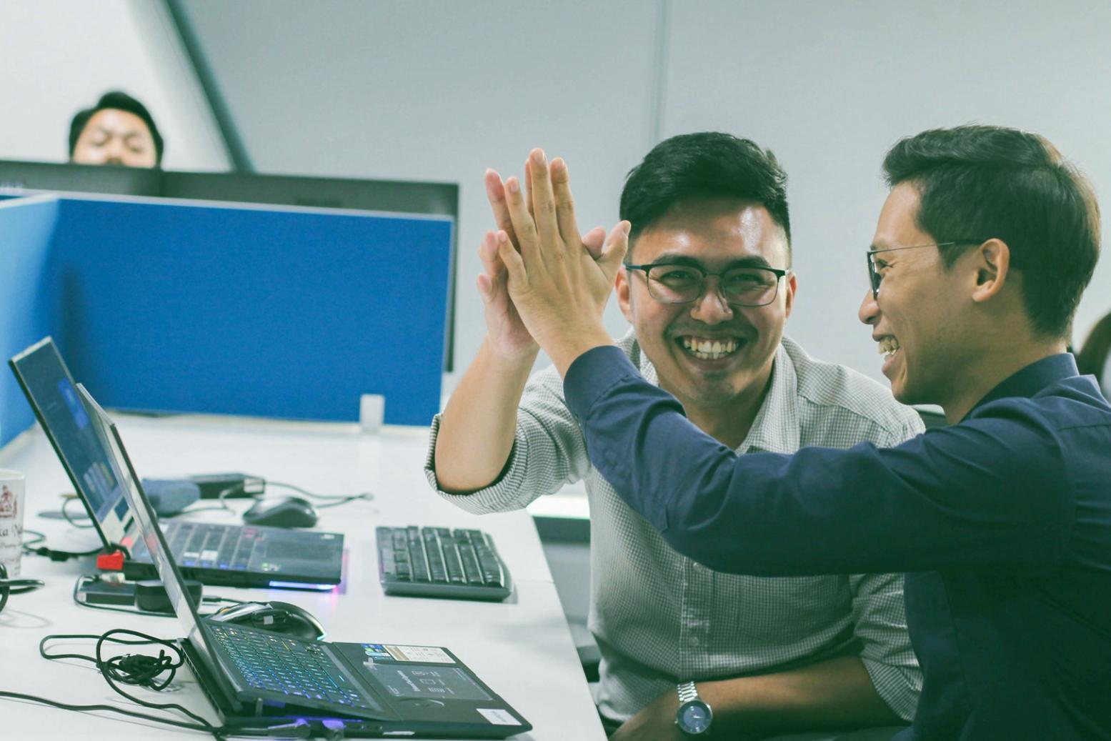 Person schreibt konzentriert Notizen in ein Tagebuch