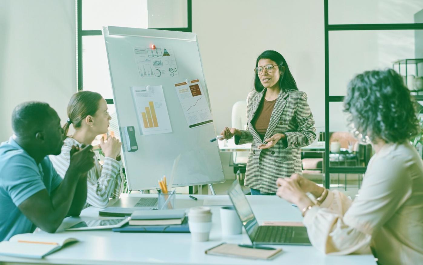 Frau arbeitet fokussiert an ihrem Laptop in einem hellen Raum