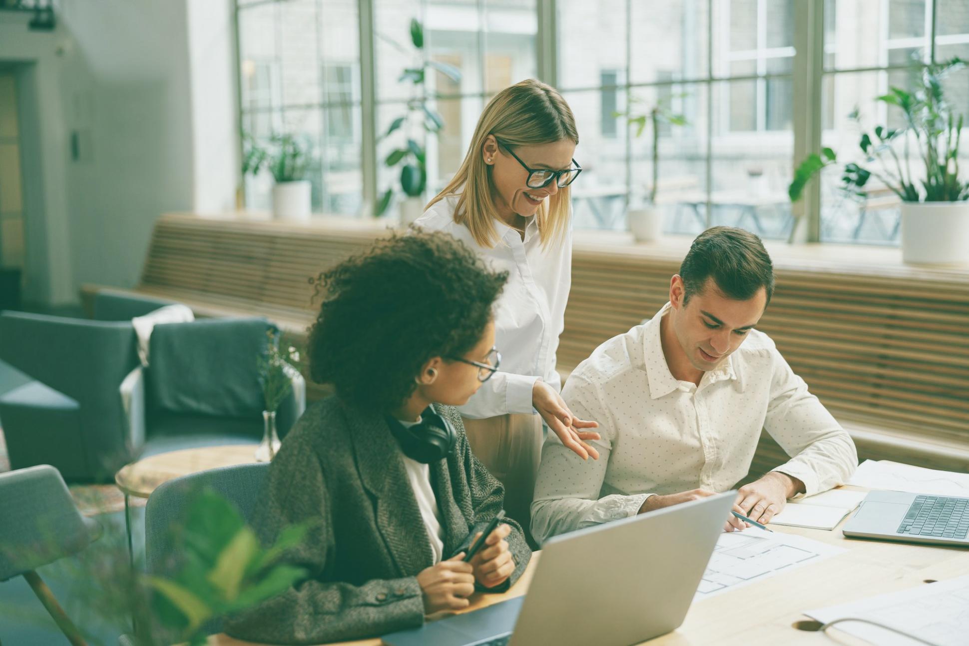 Zwei Personen arbeiten zusammen an einem gemeinsamen Projekt in einer angenehmen Lernumgebung