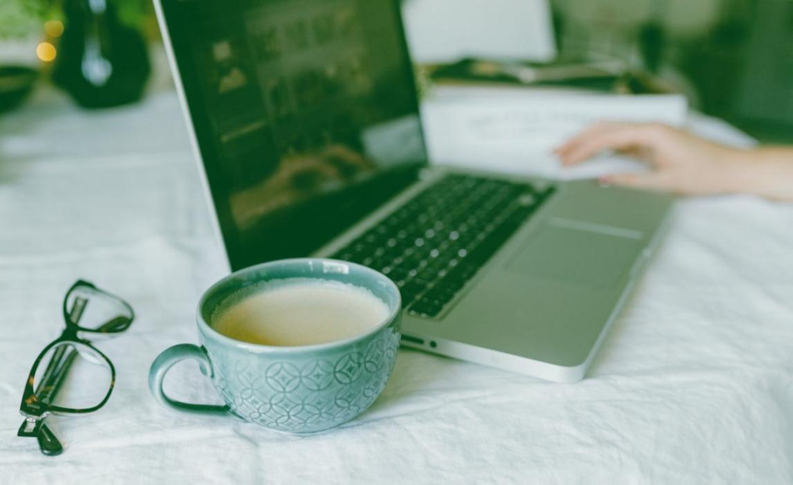 Teilnehmer bei einer Gruppenübung zur Selbstreflexion in ruhiger Umgebung