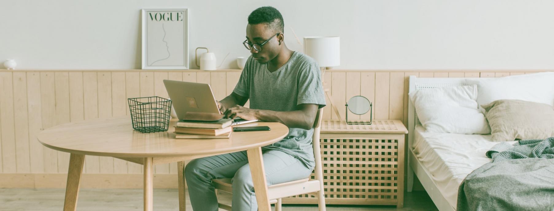 Gemütlicher Arbeitsplatz mit Laptop und Pflanzen